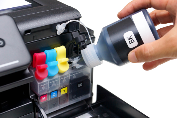 EcoTank printer die gevuld wordt met een inktflesje
